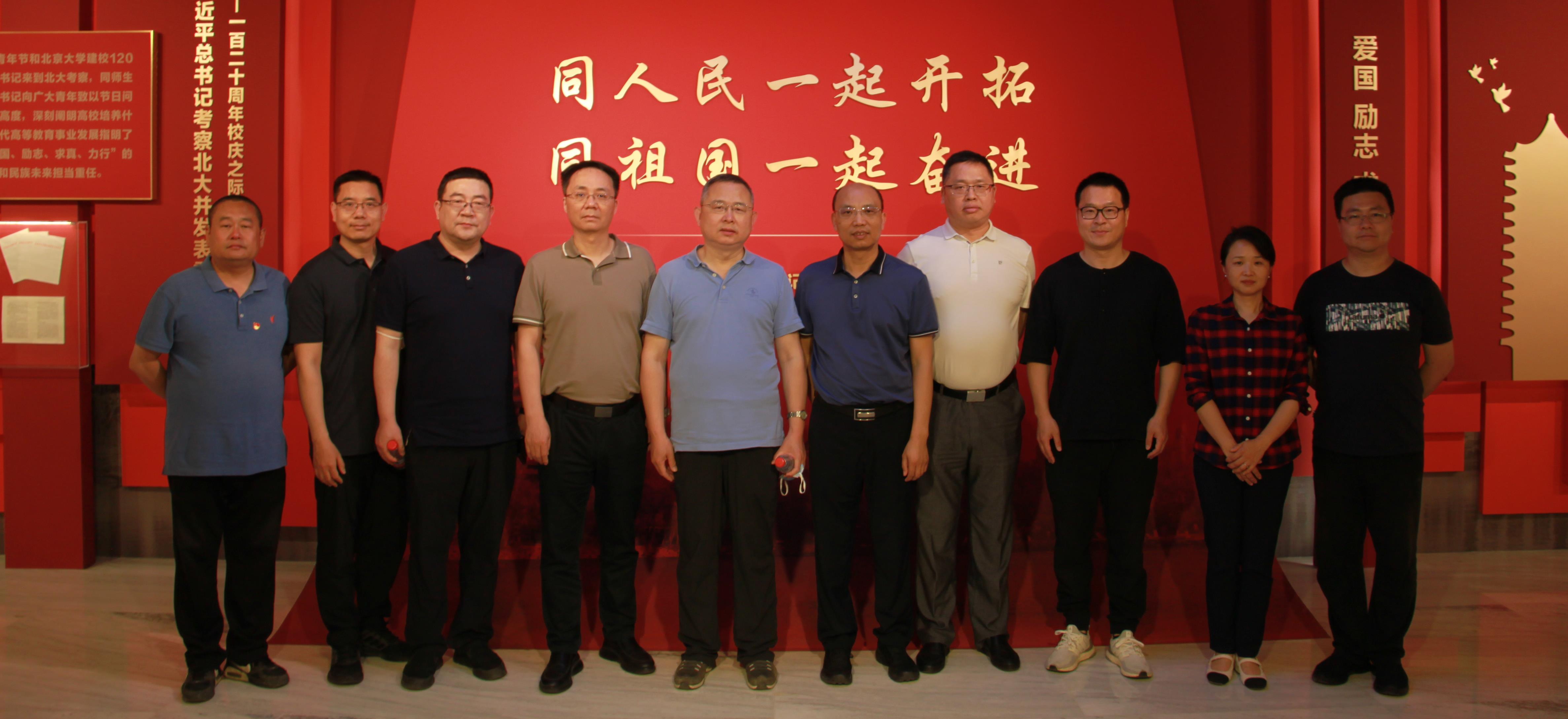 软件与微电子学院党委理论学习中心组参观“同人民一起开拓 同祖国一起奋进——北京大学学习贯彻习近平总书记‘5•2’重要讲话精神五周年暨庆祝建校125周年主题展览”